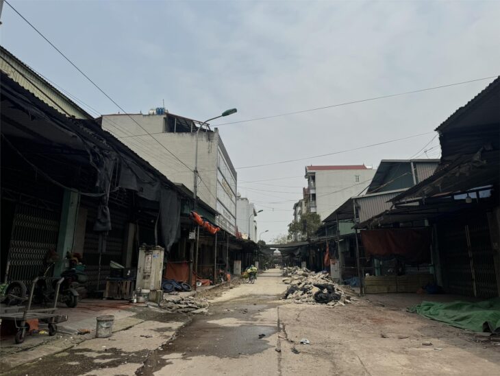 Bán Lô Gỗ Trắc, Vỉa Hè 2 Bên Đường Đang Làm, Trải Nhựa, Rất Thích Hợp Đầu Tư Sinh Lời