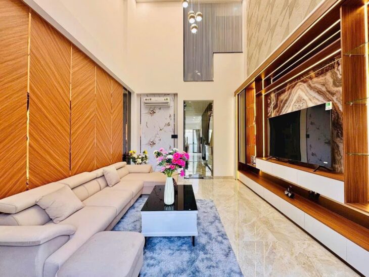 MẶT TIỀN SIÊU VIP CÓ THANG MÁY Đ.SỐ 11, 2 PHÒNG KHÁCH RỘNG RÃI, PHÒNG XÔNG HƠI, SÂN THƯỢNG TRƯỚC SAU