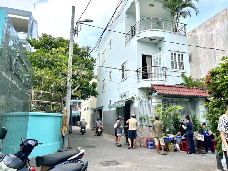 XE HƠI ĐẬU CỬA NHÀ MẶT TIỀN -GẰN TRƯỜNG HỌC GẦN CHỢ-KHU TIỆN ÍCH.
