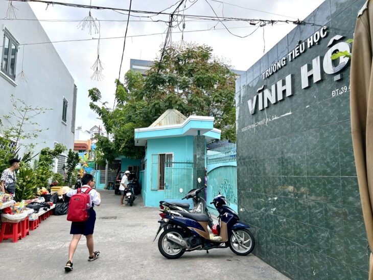 XE HƠI ĐẬU CỬA NHÀ MẶT TIỀN -GẰN TRƯỜNG HỌC GẦN CHỢ-KHU TIỆN ÍCH.