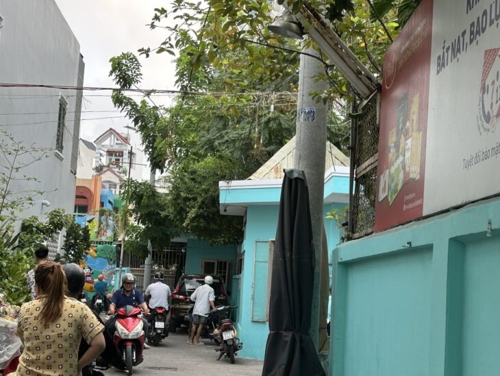 XE HƠI ĐẬU CỬA NHÀ MẶT TIỀN -GẰN TRƯỜNG HỌC GẦN CHỢ-KHU TIỆN ÍCH.