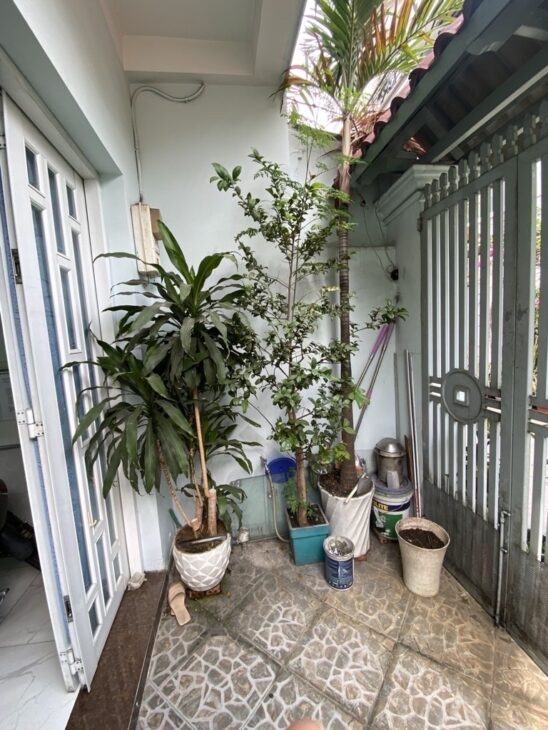 XE HƠI ĐẬU CỬA NHÀ MẶT TIỀN -GẰN TRƯỜNG HỌC GẦN CHỢ-KHU TIỆN ÍCH.