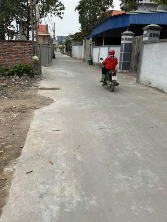 Chính chủ gửi bán lô đất giá công nhân tại nằm trên trục đường rộng thông các ngả 2 oto tránh nhau