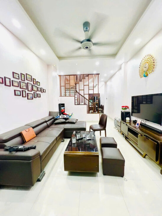 Bán nhà đẹp 50m2 4tầng mặt tiền 4m 8.8 Tỷ ôtô đỗ cổng phố Lạc Long Quân gần Hồ Tây