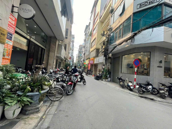 Bán nhà Hoàng Cầu, Trần Quang Diệu trước nhà ô tô tránh – Kinh doanh 60m x Mt 4,6M