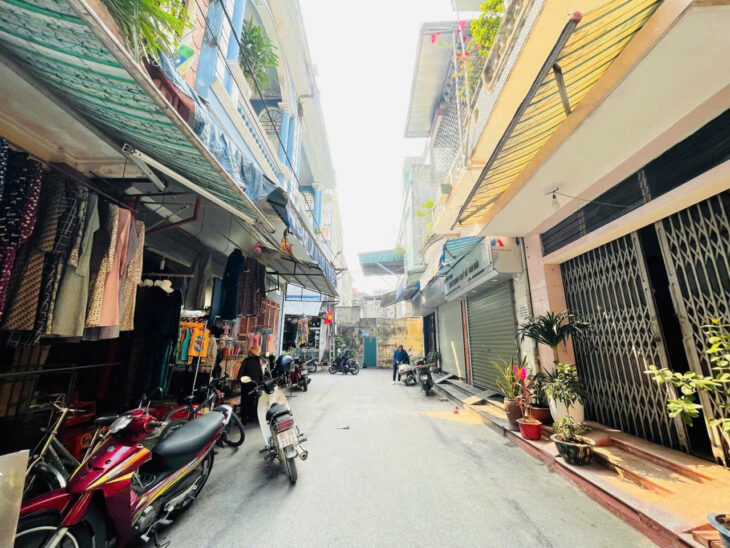 Chào bán căn nhà 3 tầng kinh doanh buôn bán được, ngay tại trung tâm TP Phủ Lý ngay gần cổng chợ