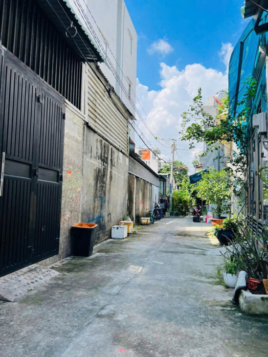 Sát LÊ VĂN KHƯƠNG-kế trường học TRẦN QUỐC TOẢN-gần siêu thị lớn nhất QUẬN 12-DT gần 70m2-4PN