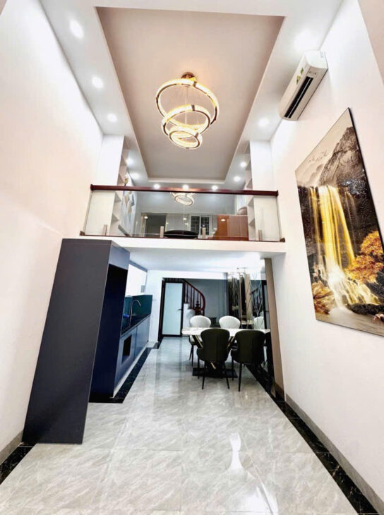 TRUNG TÂM NGÃ TƯ SỞ, CHỦ TẶNG NỘI THẤT, GẦN HỒ, GIÁ XỊN 6.7 TỶ.