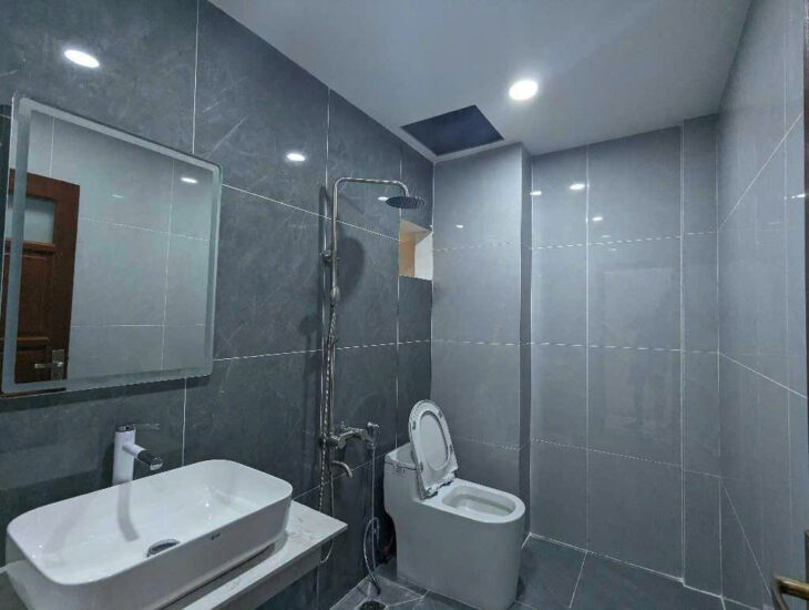 B.á.n N.h.à Hoàng Văn Thái – Toà nhà VP -View Đầm Hồng-Phân Lô – Ô Tô Tránh 65m-23.8T.ỷ
