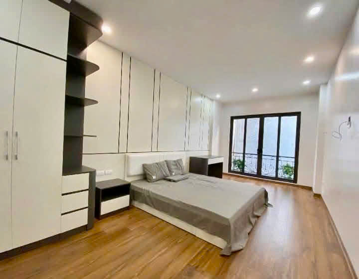 Bán nhà riêng tại Thanh Xuân, Cách RoyalCity vài bước chân, ngõ thông, gần ô tô, 5 tầng 40m2 giá
