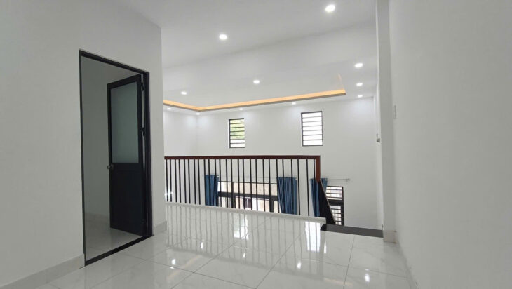 BÁN NHÀ GÁC LỬNG ĐÚC ĐẸP – KIỆT Ô TÔ HOÀNG VĂN THÁI,CẠNH ĐH DUY TÂN – CHỈ 2.55 TỶ