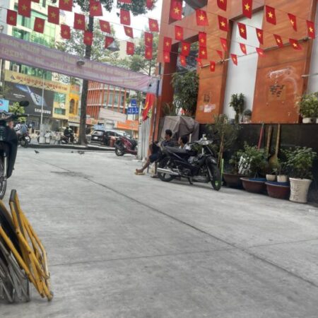 Cực hiếm BÁN HOMESTAY dòng tiền 60tr/th tại Quận 1, lô góc 4 tầng hẻm xe hơi cách Phố BÙI VIỆN 150m