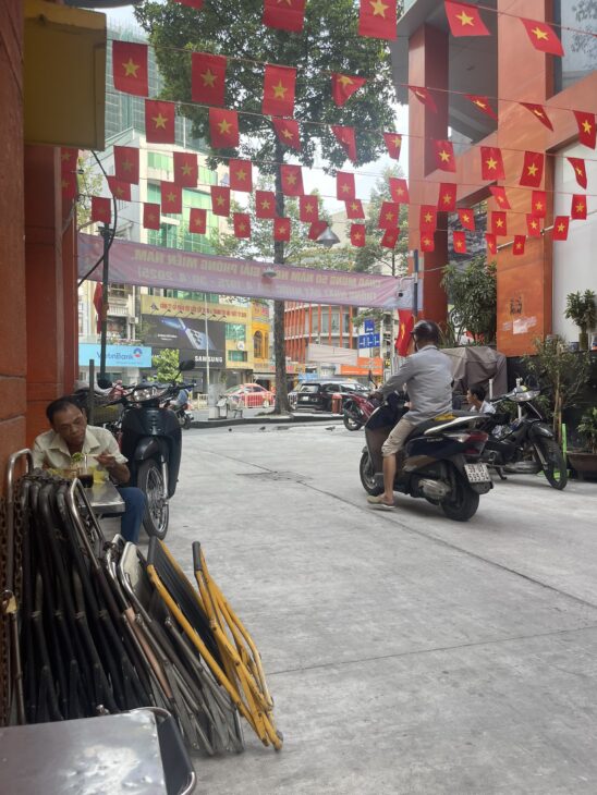 (hiếm có) nhỉnh 8tỷ có thể nghỉ hưu cả đời, trung tâm Q1, Lô góc, dòng tiền 60tr/th, hẻm xe hơi