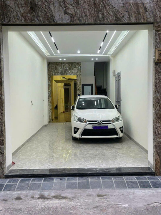 Cần bán nhà đẹp Nguyễn Văn Cừ, có gara để xe, 2 thoáng, tiện ích đầy đủ.