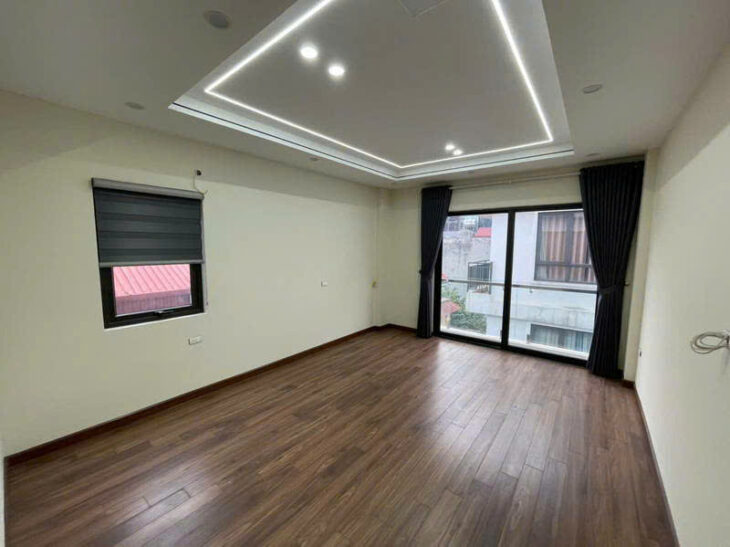 Cần bán nhà đẹp Nguyễn Văn Cừ, có gara để xe, 2 thoáng, tiện ích đầy đủ.