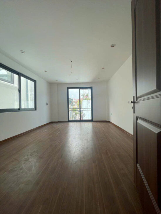 Cần bán nhà mới Nguyễn Văn Cừ, có sân để xe, nhà thoáng, tiện ích đa dạng.