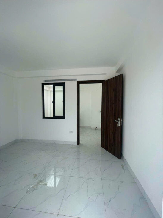 Cần bán nhà mới Nguyễn Văn Cừ, có sân để xe, nhà thoáng, tiện ích đa dạng.