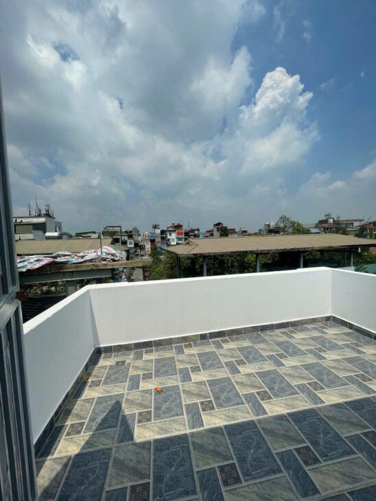 Cần bán nhà mới Nguyễn Văn Cừ, có sân để xe, nhà thoáng, tiện ích đa dạng.