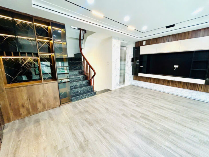 Nhà phân lô trung tâm quận Hoàng Mai, 38m2, 7 tầng tháng máy, MT 5m, ô tô vào nhà, full nội thất,