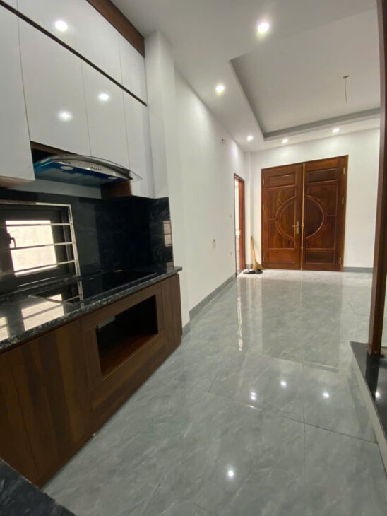 Bán nhà Ngọc Thụy, 30m2, ô tô lùi cổng 3.5m, nội thất cơ bản, giá đầu tư 6.98 tỷ