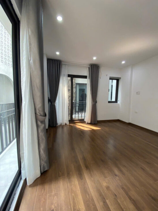 Bán nhà Ngọc Thụy, 30m2, ô tô lùi cổng 3.5m, nội thất cơ bản, giá đầu tư 6.98 tỷ