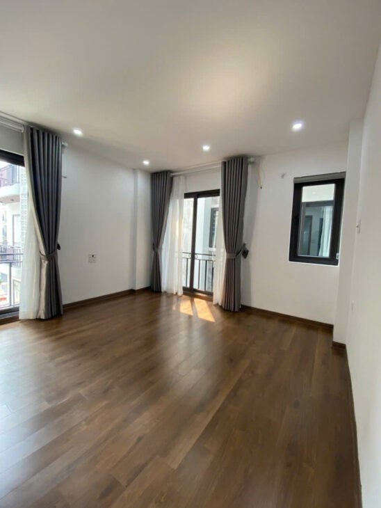 Bán nhà Ngọc Thụy, 30m2, ô tô lùi cổng 3.5m, nội thất cơ bản, giá đầu tư 6.98 tỷ