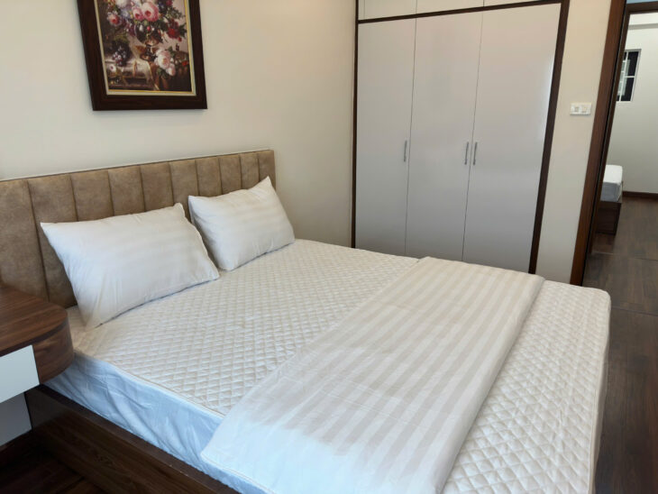 Bán căn hộ 3 ngủ 2 WC KĐT Mỹ ĐÌnh 2, giao thông thuận lợi, ngắm pháo hoa SVĐ Mỹ Đình, nội thất mới