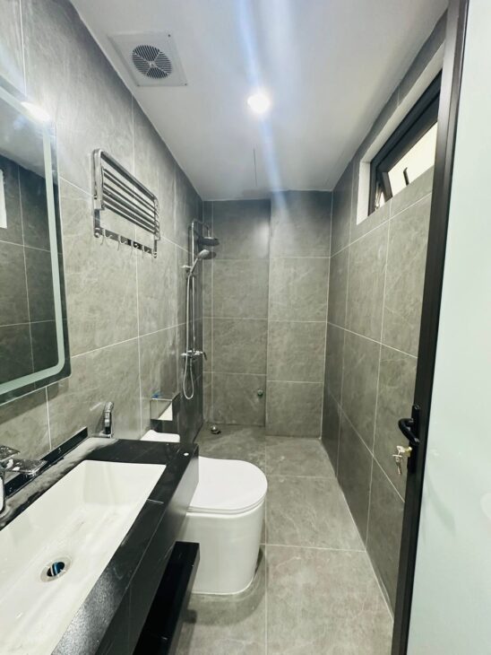 BÁN NHÀ ĐỘI CẤN – 6 TẦNG THANG MÁY, 2 THOÁNG, NGÕ NÔNG, 3 GÁC ĐỖ CỬA – GIÁ 7.5 TỶ