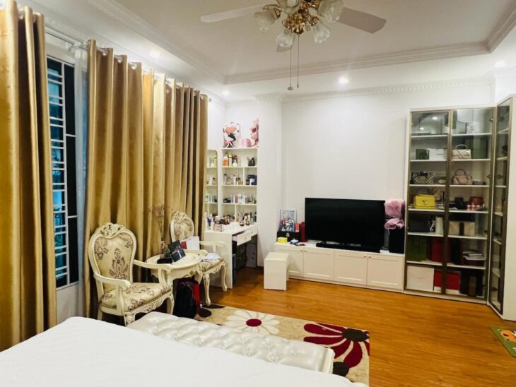 PHÂN LÔ HOÀNG QUỐC VIỆT – THANG MÁY – ÔTÔ VÀO NHÀ – 75M*6T – SỔ VUÔNG ĐẸP