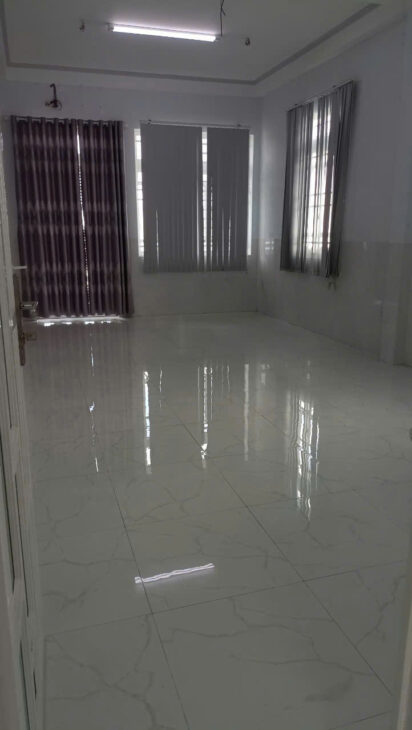 nhà mới đẹp 15 triệu trệt 4 lầu mặt tiền đường Lý Chính Thắng