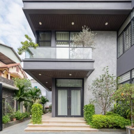 Bán Biệt thự Tây Hồ 165m² * 4 tầng, mặt tiền 11m, giá 64 tỷ, cách mặt hồ Tây chừng 50m.