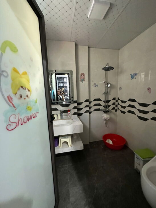 bán nhà quận Tây hồ, ngõ 3 gác, kd Van phòng, cho Thuê. 30x 5 tầng , mặt tiền khủng 6m. giá 8,7 tỉ.