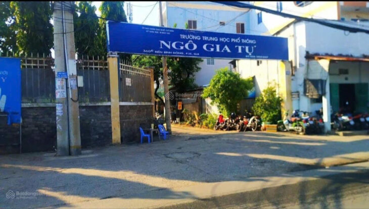 Bán nhà cũ tiện xây mới, 84m2 đường ô tô 8m ngay trước cổng trường THPT Ngô Gia Tự Quận 8 giá 5,6t