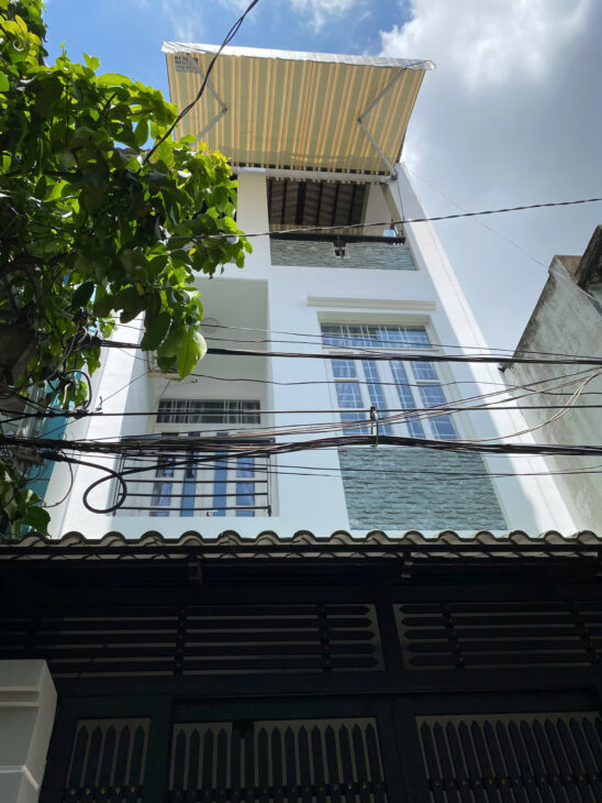 Nhà hẻm ô tô Quận 11, đối diện Đầm Sen. Diện tích 168m², thu nhập cho thuê 25 triệu/tháng. Sổ hồng