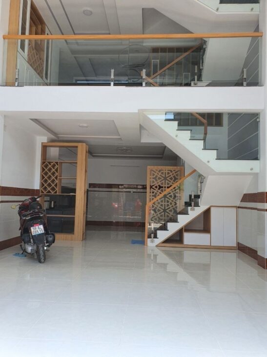 Bán nhà mặt phố Võ Văn Hát, Q.9, 60m², 4 tầng, 6.1 tỷ, sổ hồng