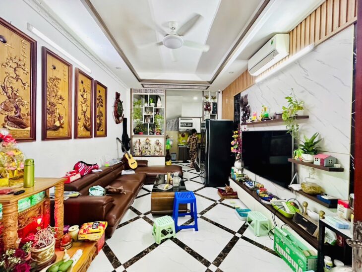 Bán nhà Việt Hưng- 40m2-5 tầng – oto sát nhà – nhỉnh 6 tỷ ( Thương lượng)