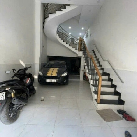 Cách mặt tiền Huỳnh Tấn Phát Phú Thuận Vài chục mét xe hơi ngũ trong nhà NGANG 4 DÀI 15 M
