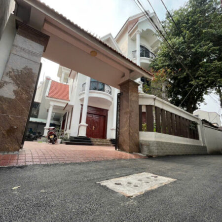 BÁN đất kèm nhà sẵn 3 tầng khang trang dt 300m2