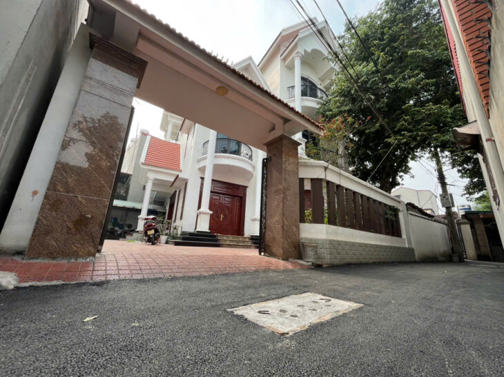 BÁN đất kèm nhà sẵn 3 tầng khang trang dt 300m2