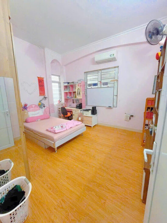 Bán Nhà Cầu Giấy Ngõ Thông Gần Phố Cấu Giấy DT 40m2 5 tầng MT 4.5m Giá 8.6 tỷ