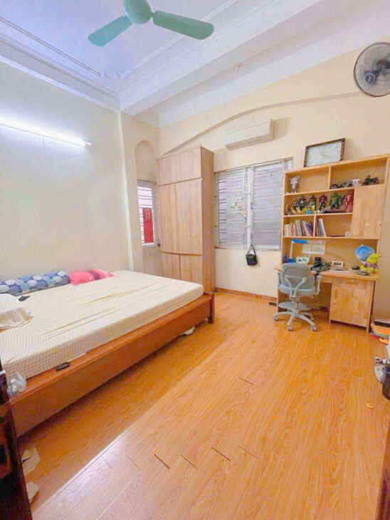 Bán Nhà Cầu Giấy Ngõ Thông Gần Phố Cấu Giấy DT 40m2 5 tầng MT 4.5m Giá 8.6 tỷ
