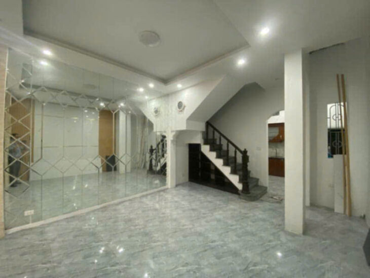 Cần bán nhà gấp phố Hồng Hà, có sân để xe, nhà thoáng, tiện ích đa dạng.