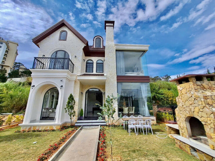 Bán Biệt thự sân vườn full nội thất, Đường Nam Hồ Đà Lạt.