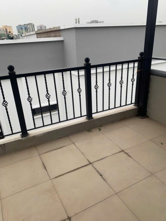 Cần cho thuê mặt bằng làm văn phòng hoặc kho với diện tích 290m², không gian rộng rãi, thoáng mát.