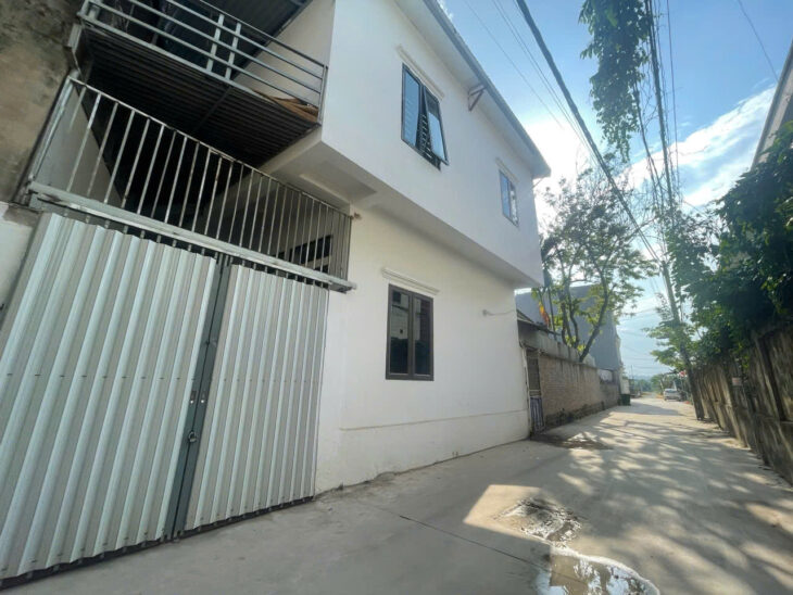 Bán nhà Trung Tâm Thị Trấn Chúc Sơn Diện tích :47,4m đất sẵn nhà 2 tầng – ô tô tránh