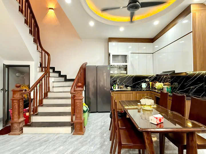 Chính chủ cần bán gấp nhà Hoàng Văn Thái 50m giá 13 tỷ khu phân lô quân đội , ô tô tránh