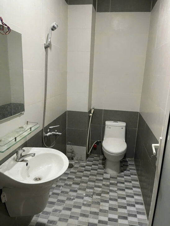 NHÀ ĐẸP TÔ NGỌC VÂN QUẬN 12 CHO THUÊ, 4PN 5WC, XE HƠI ĐẬU