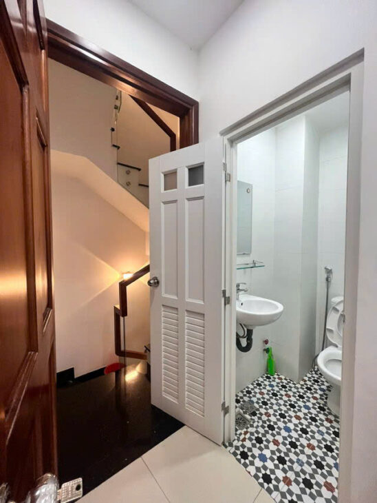 Nhà Mới 2Tầng Cách mặt Tiền 15M Hẻm Thẳng Xe Hơi ngủ nhà Sổ Vuông m250 Gía 8,5 Tỷ Thương Lượn