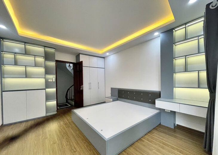 Bán nhà 5 tầng 3 ngủ cực đẹp ngõ 565 Bát Khối gần ô tô