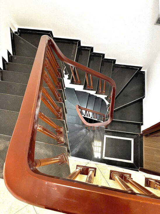 Bán nhà 5 tầng 3 ngủ cực đẹp ngõ 565 Bát Khối gần ô tô